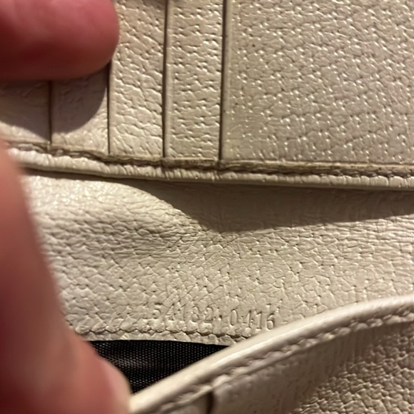 GUCCI wallet with charm *** has flaws - Picture 14 of 17